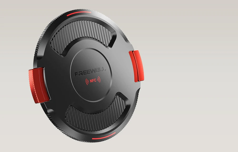 Capac magnetic Freewell cu NFC pe un fundal luminos.