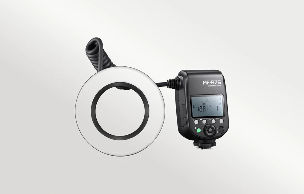 Un bliț inelar macro circular pentru fotografie macro, conectat la controler printr-un cablu.