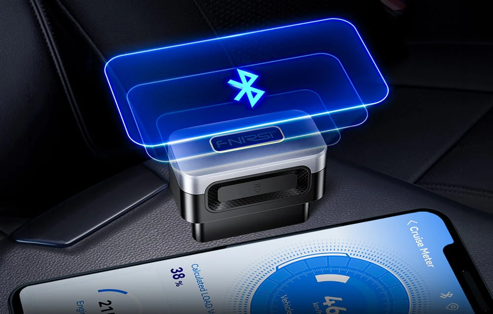 Adaptorul FNIRSI OBD2 conectat la portul mașinii, care transmite date prin Bluetooth către un smartphone pe care rulează aplicația