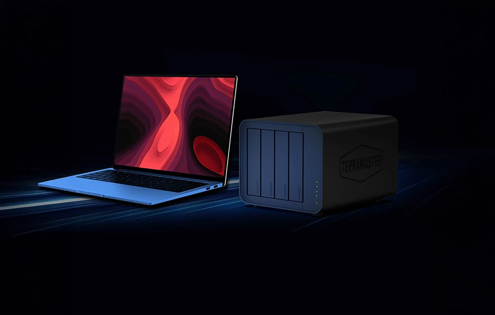 Un server NAS conectat la un laptop, pe un fundal întunecat