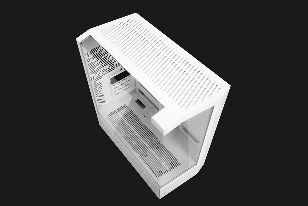 Carcasă albă goală pentru computer cu panouri perforate și panou lateral din sticlă pe fundal negru