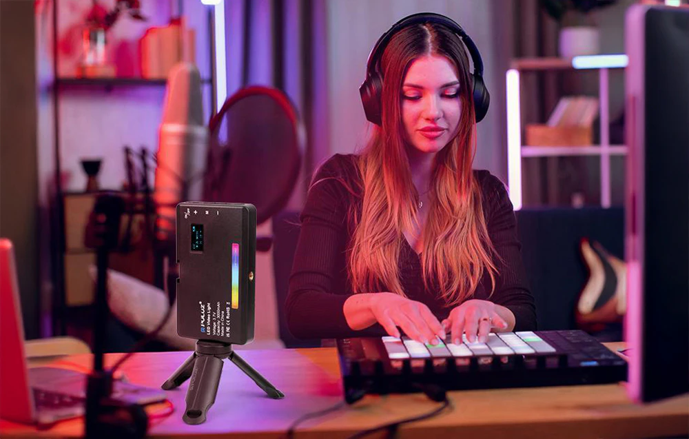 Lampa de buzunar RGB LED PULUZ pe mini trepied luminează producătorul muzical în timp ce înregistrează în studioul de acasă