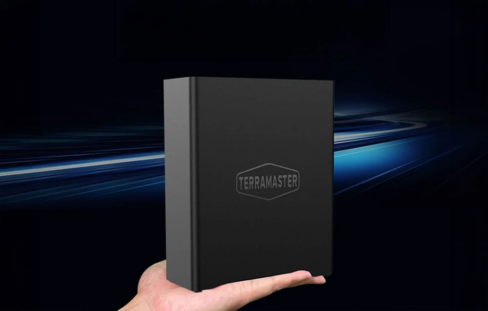 O carcasă neagră pentru hard disk extern așezată pe o mână, pe un fundal cu dungi albastre de lumină