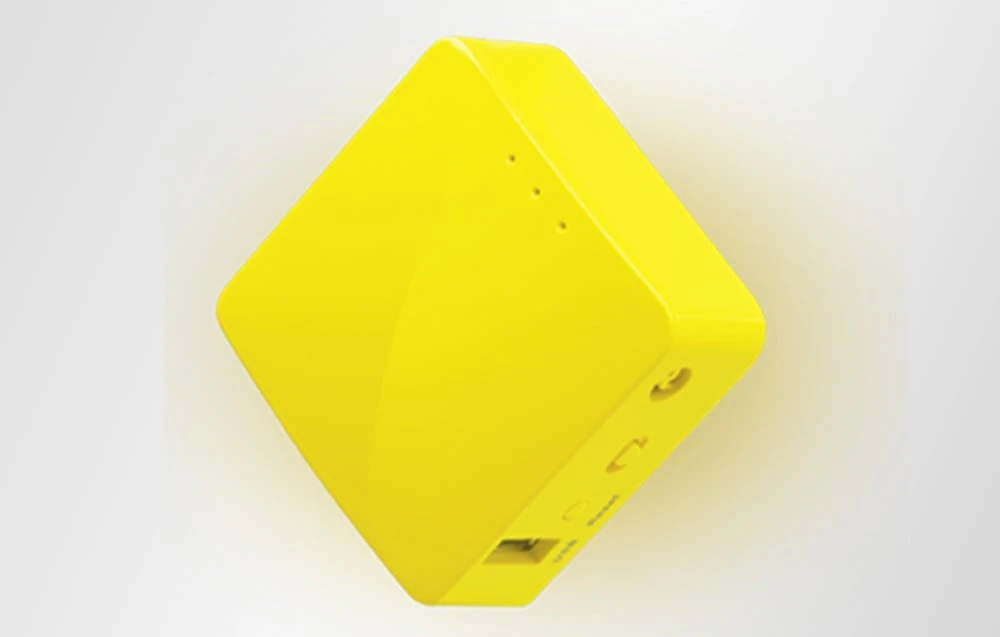 Router galben pe un fundal gri deschis