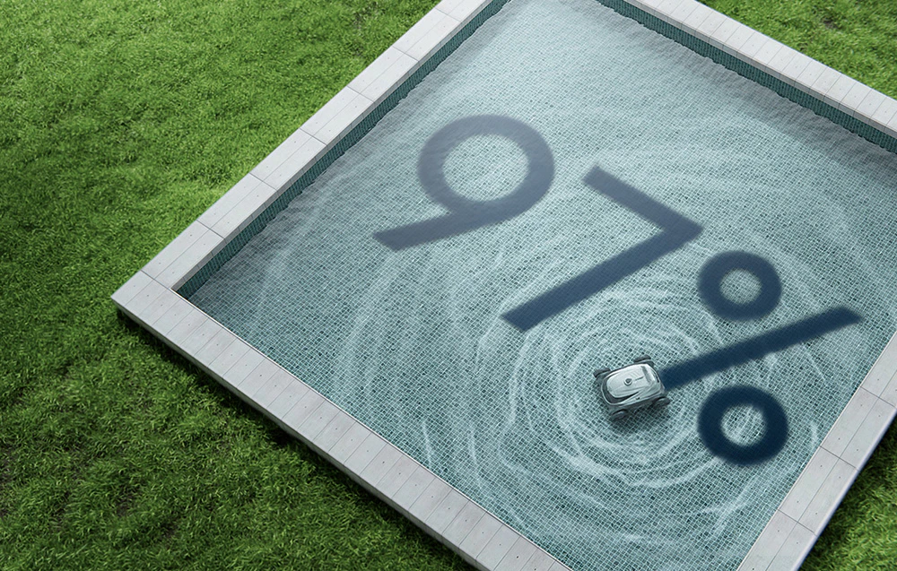 Robotul de piscină se deplasează pe fundul unei piscine mici, aruncând o umbră distinctivă; inscripția „97%” este vizibilă
