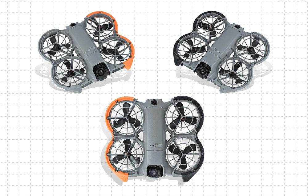 Trei drone gri cu protecții pentru elice (portocaliu, negru și mixte) dispuse pe un fundal deschis cu buline