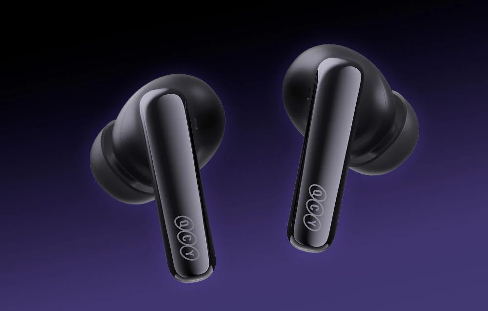 Două căști wireless negre cu un logo QCY vizibil, plutind pe fundal violet
