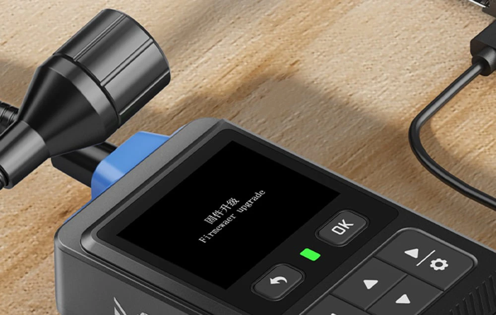 FNIRSI GD-02 conectat la un computer în timpul unei actualizări de software.