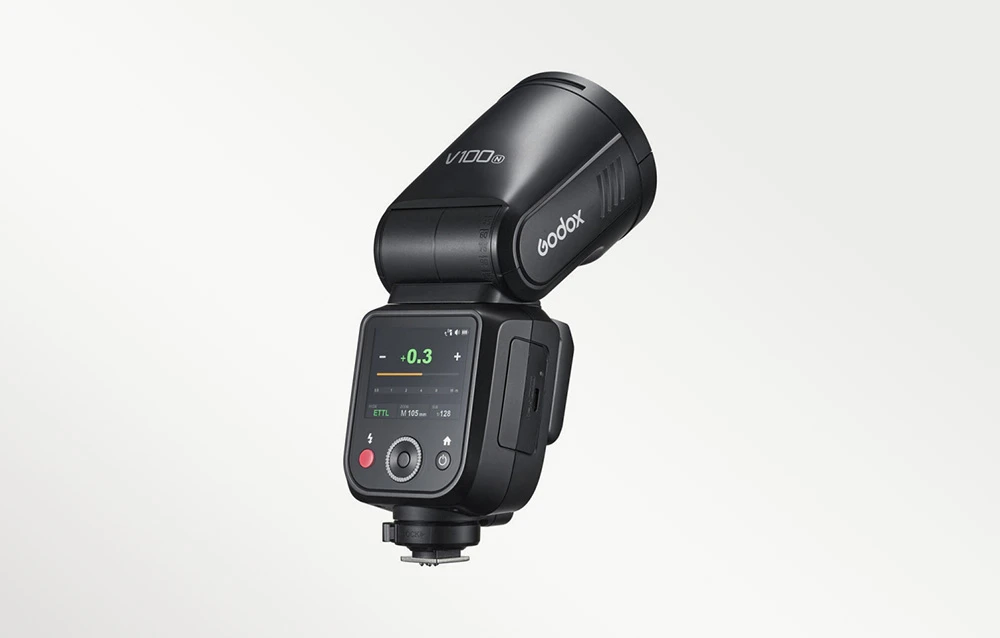 Blițul Godox V100 cu ecranul LCD și panoul de control din spate pornite