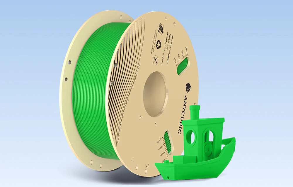 Filament verde cu o figură de navă imprimată lângă el pe un fundal albastru.