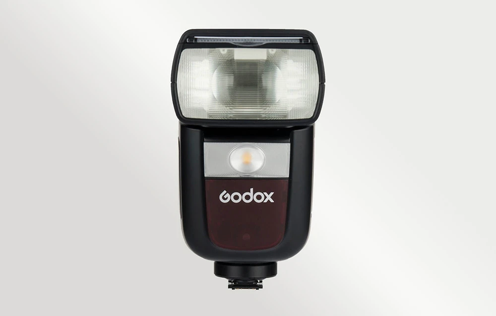 Blițul Godox V860III-S, vedere frontală care prezintă capul blițului, LED-ul de lumină de umplere și logo-ul
