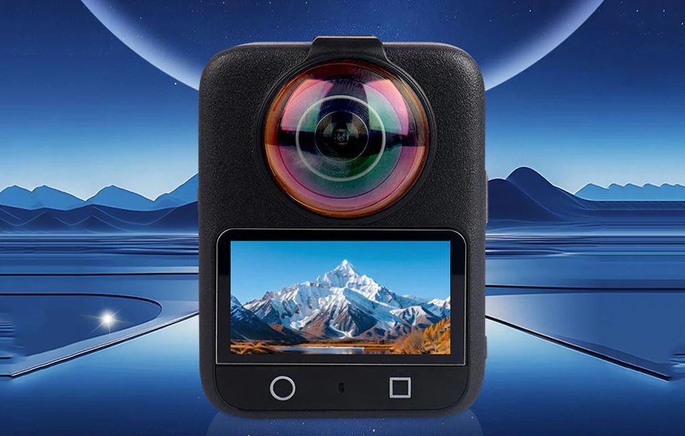 Cameră 360° cu obiectiv mare și ecran, amplasată într-un peisaj futurist cu cer albastru