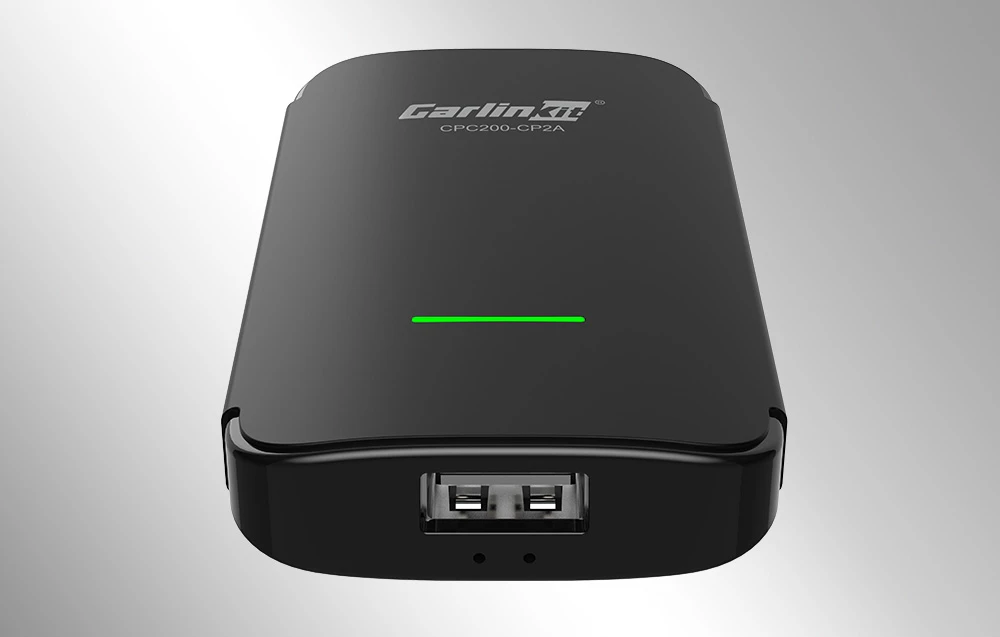 Adaptorul negru CarlinKit cu port USB vizibil din față, pe un fundal deschis