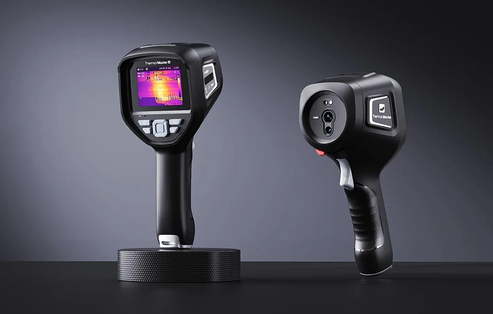 Două camere termovizuale Thermal Master; una prezintă ecranul, cealaltă obiectivul și declanșatorul, așezate pe un fundal întunecat
