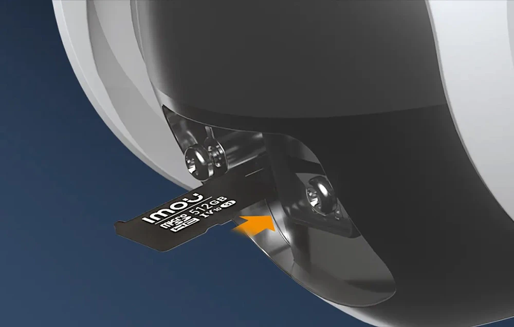 Un card de memorie Imou Micro SD de 512 GB introdus într-un slot din partea neagră a carcasei camerei