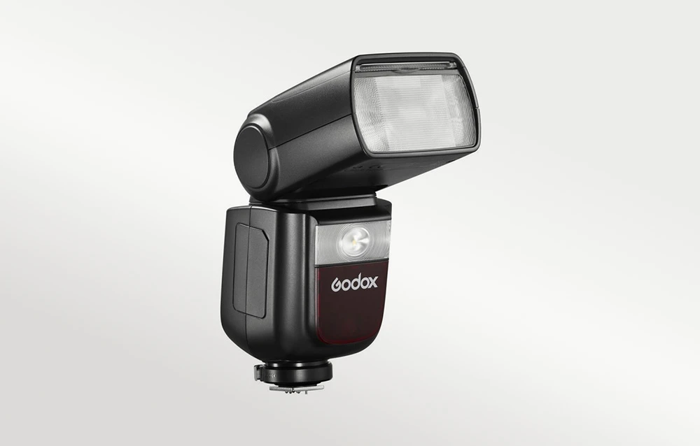 Blițul Godox V860III văzut din față, prezentând capul blițului și lumina de modelare încorporată