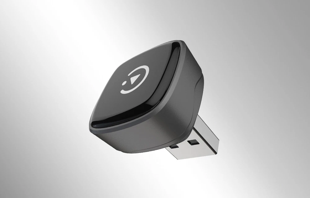 Adaptor compact prezentat pe un fundal deschis, într-un unghi