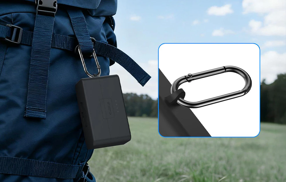 PULUZ carcasă de protecție din silicon pentru DJI Mic 3 cu carabinier atașat la un rucsac de drumeție pe o pajiște