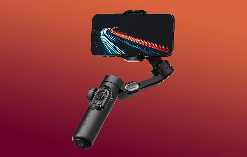 Stabilizator portabil cu un smartphone prezentat pe un fundal cu gradient, cu un efect de lumină dinamic pe ecran.