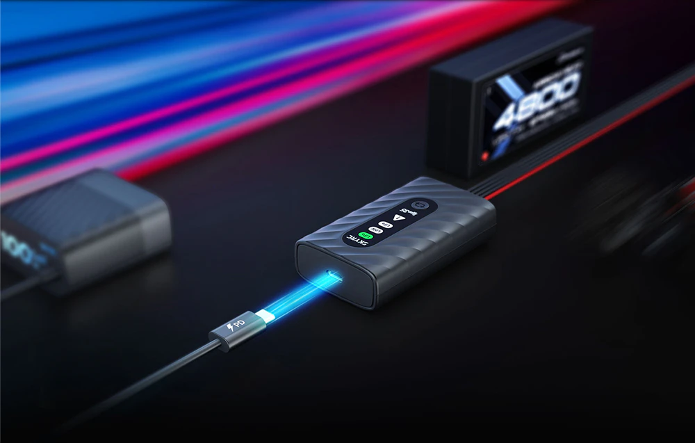 Încărcător SkyRC Type35 conectat la un cablu USB-C PD pe un fundal întunecat.