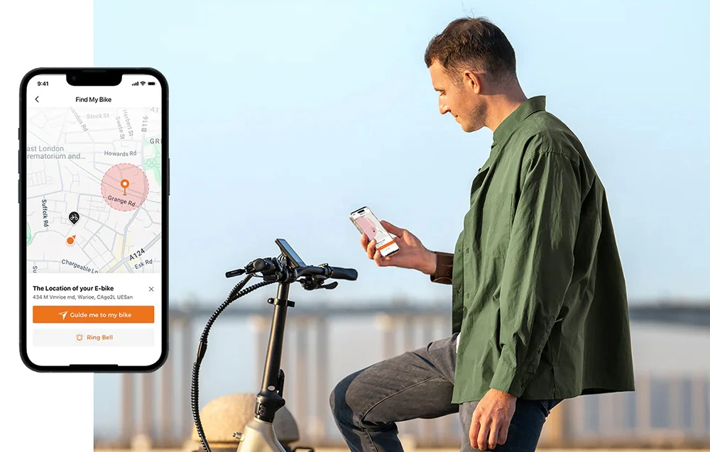 Un bărbat care folosește un smartphone lângă o bicicletă electrică, cu ecranul aplicației care arată locația bicicletei vizibilă în apropiere