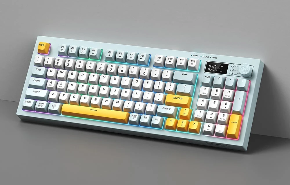 Tastatura de gaming cu taste colorate și ecran LCD pe baza unui perete gri