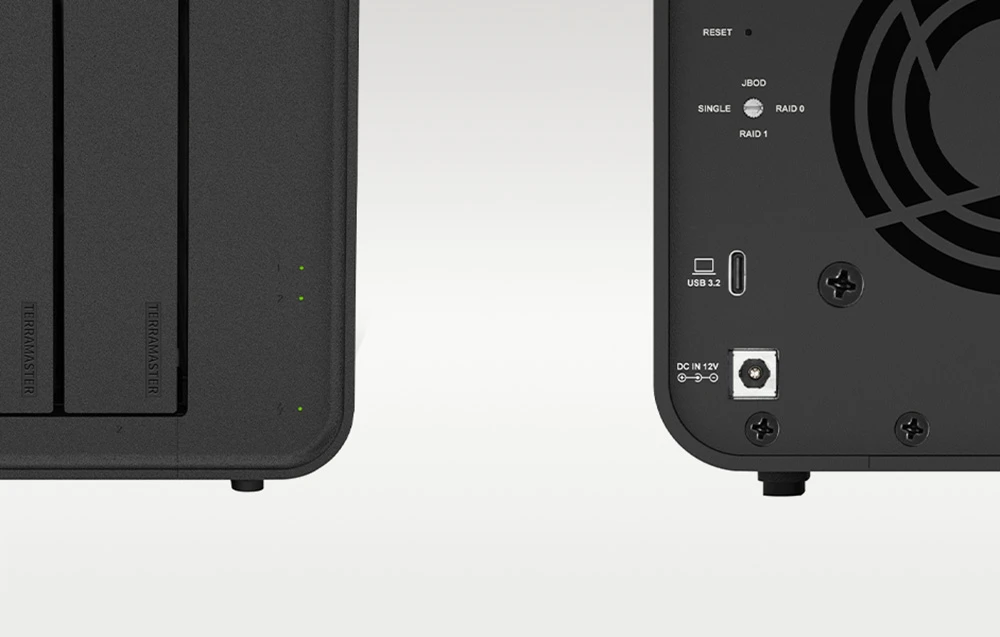 Prim-plan al LED-urilor de stare de pe partea frontală și al comutatorului de mod RAID, al portului USB 3.2 și al mufei de alimentare de pe partea din spate a dispozitivului