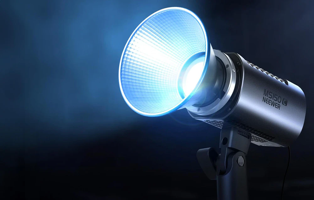 Lampă de studio Neewer cu lumină albastră LED montată pe stativ pe fundal întunecat