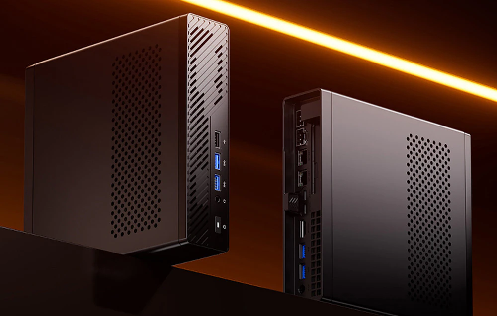 Două PC-uri compacte cu carcase perforate și porturi USB albastre cu iluminare portocalie