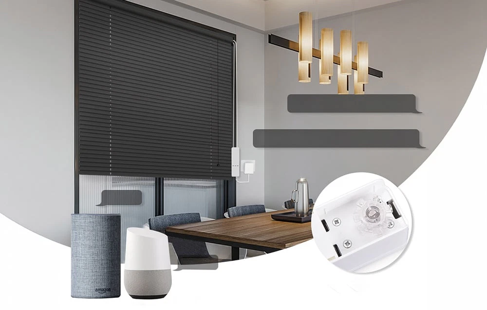 Un motor pentru jaluzele rulou montat lângă o jaluzelă opacă. Difuzoare vizibile pentru control vocal.