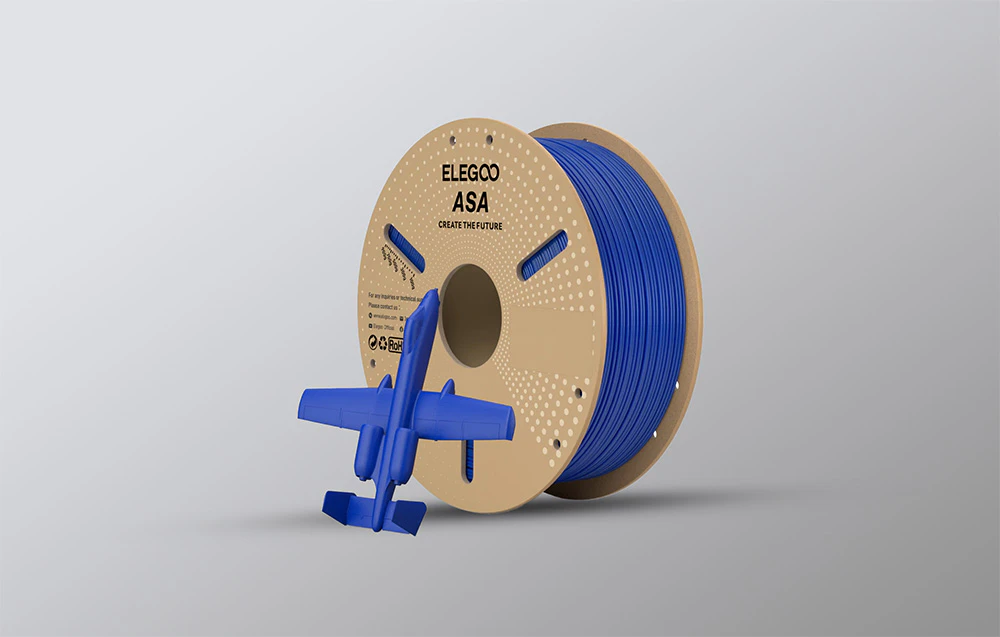 Filament albastru lângă un model de avion imprimat 3D