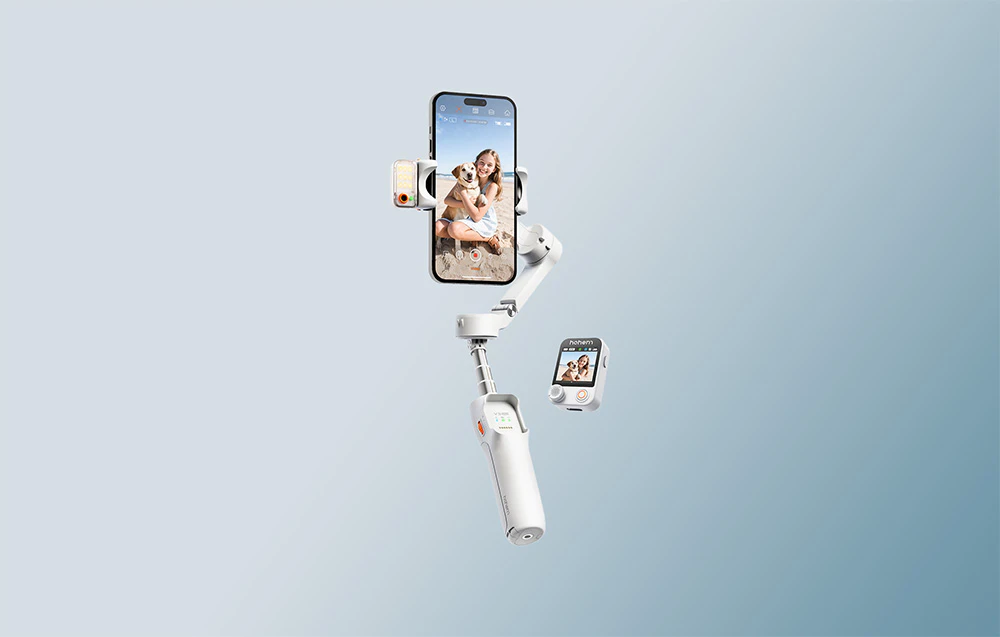 Un gimbal alb, cu un smartphone și un modul de iluminare din spate atașat, plutind pe un fundal albastru.