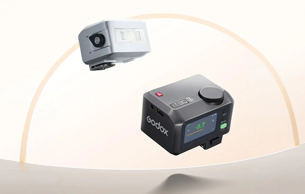 Două mini-blitzuri Godox iT30Pro S — unul argintiu și celălalt negru