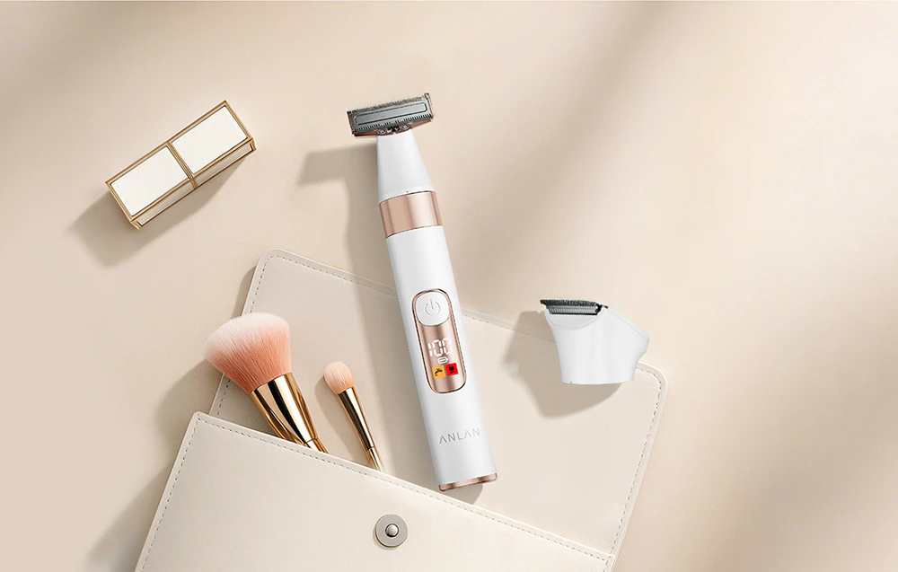 Aparat de tuns corp în cutie cosmetică lângă produse cosmetice pe fundal deschis
