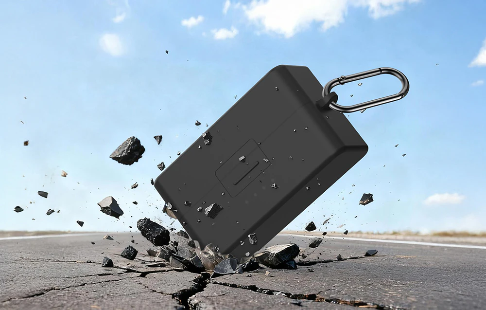 PULUZ carcasă de protecție din silicon pentru DJI Mic 3 cu carabină care cade pe asfalt demonstrând rezistența la șocuri