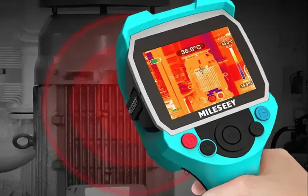 O cameră termică portabilă care indică temperatura ridicată a unui dispozitiv industrial.