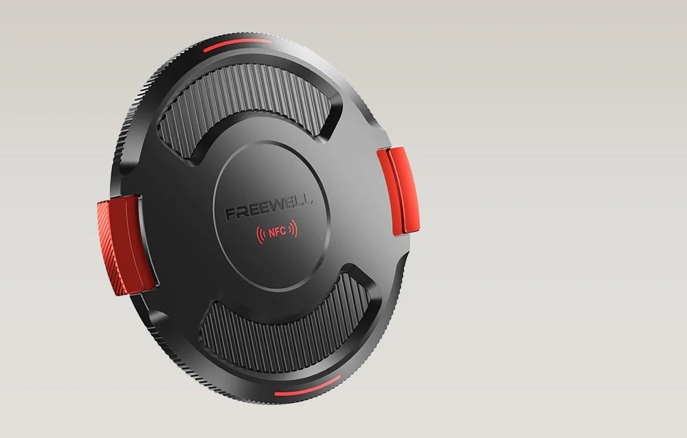 Capacul Freewell NFC pe un fundal luminos.