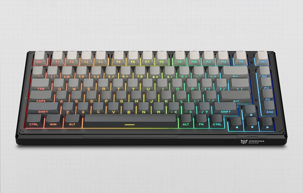Tastatură neagră cu iluminare colorată pe fundal gri