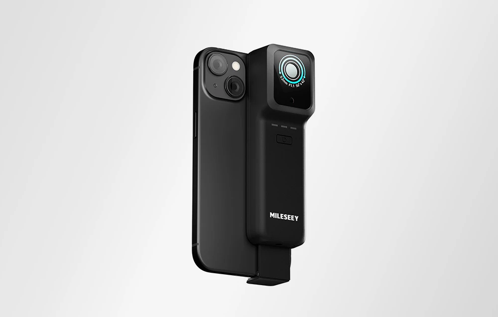 O cameră mică de imagistică termică montată pe spatele unui smartphone pe un fundal deschis.