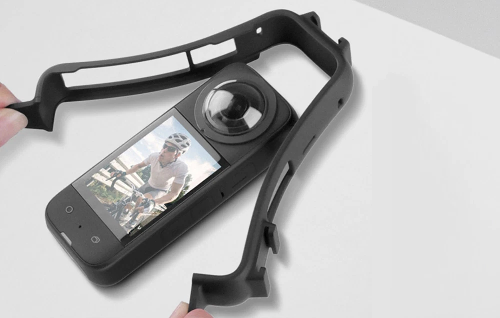 Cadru de protecție negru pentru o cameră de 360 de grade, cu decupaje pentru butoane și porturi; demonstrație de instalare a carcasei pe dispozitiv.