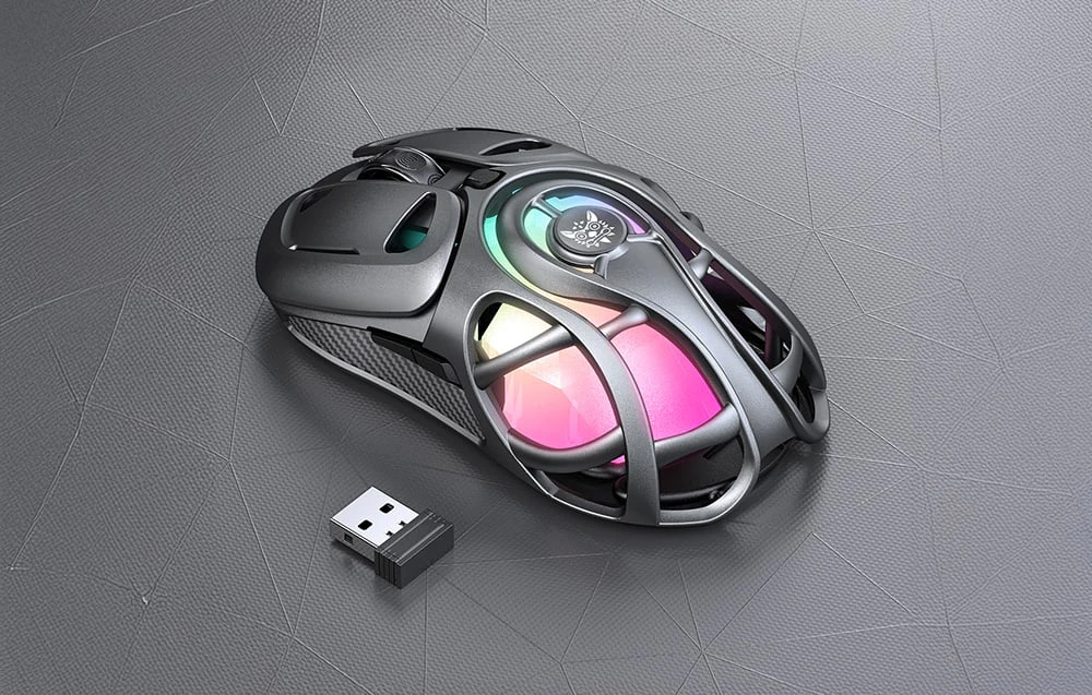 Mouse de gaming negru cu retroiluminare și adaptor pe fundal gri