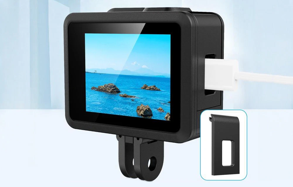 Carcasă de protecție neagră pentru cameră de acțiune cu capac lateral pentru portul de încărcare USB.