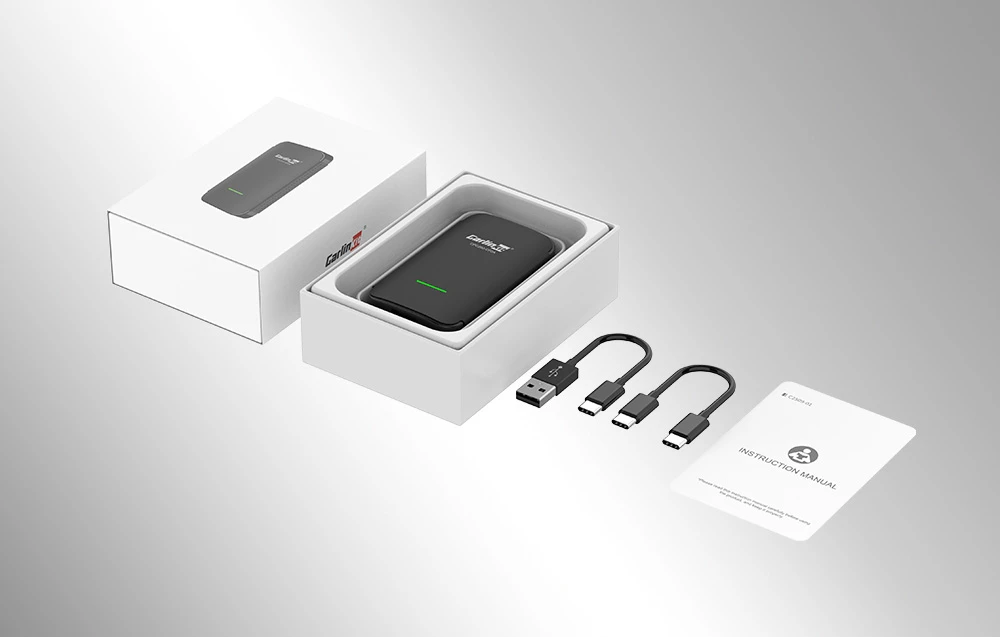 Conținutul setului CarlinKit, inclusiv adaptorul, două cabluri USB și manualul de utilizare