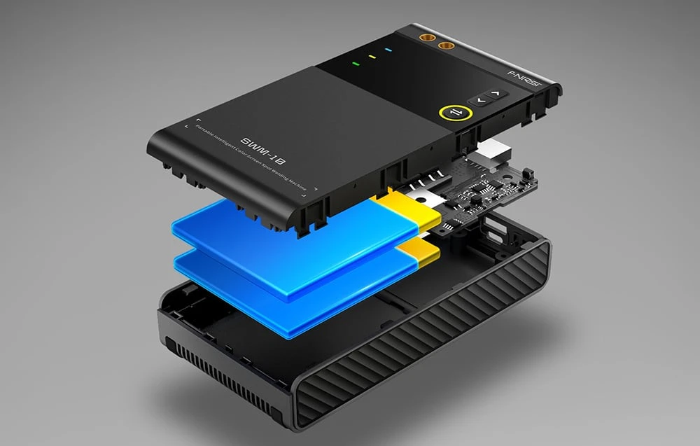 Randare 3D a unui dispozitiv electronic desfăcut, cu carcasă, placă de circuit imprimat și straturi colorate ale bateriei.