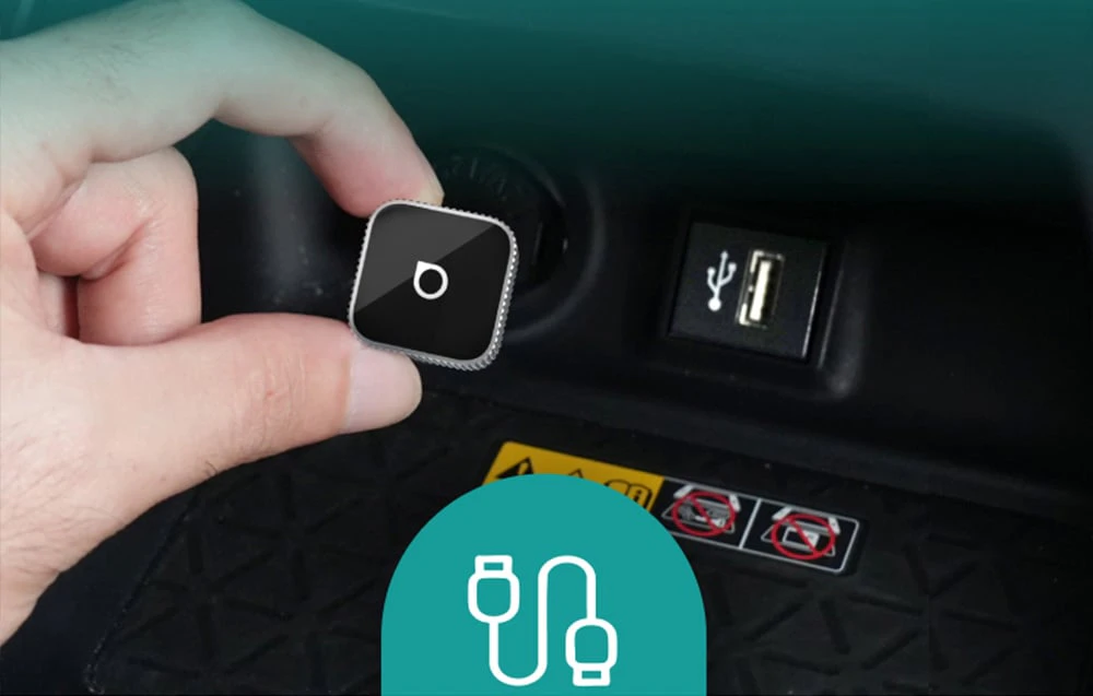 O mână care conectează un adaptor Ottocast la un port într-o mașină