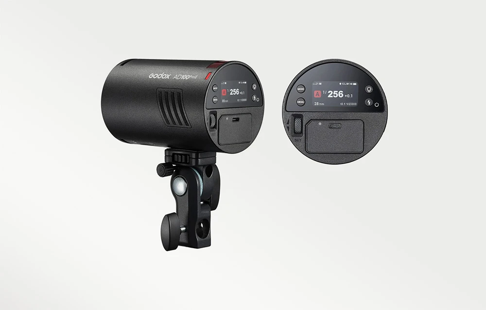 Blițul Godox AD100Pro II pe suport, împreună cu o imagine în prim-plan a panoului din spate cu ecranul LCD