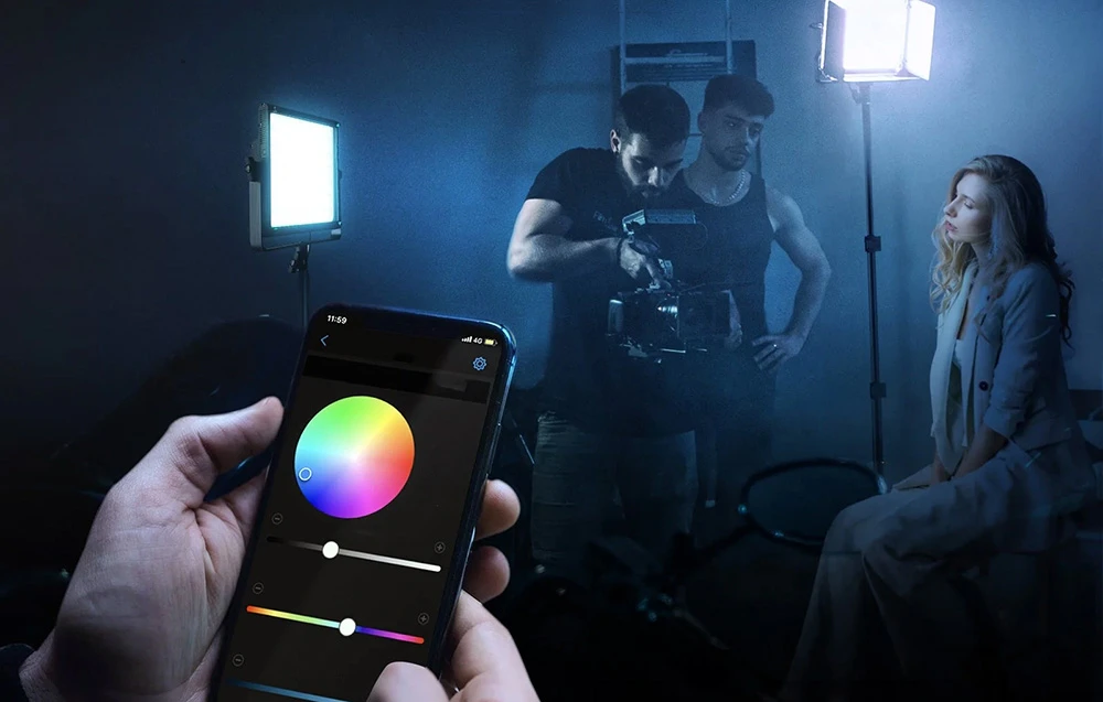 Ecranul unui telefon cu o paletă de culori pentru controlul de la distanță al iluminării pe un platou de filmare.