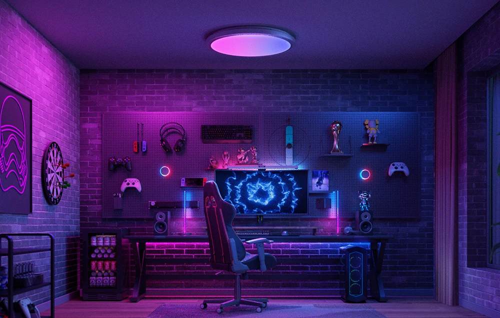 Birou de gaming cu monitor și accesorii iluminate cu lumină violet, lampă de noapte Yeelight Vega montată pe perete.