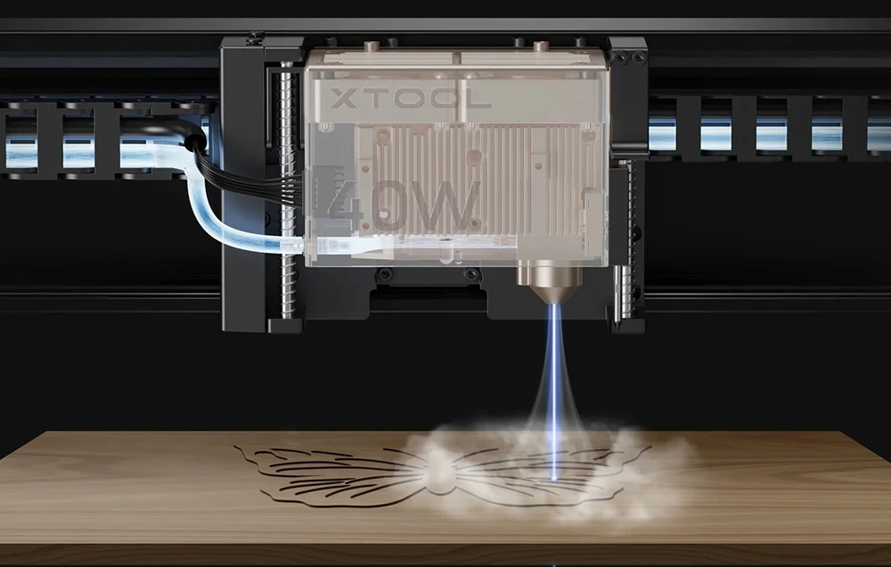 Modulul laser xTool de 40 W gravează un fluture în lemn; din duză ies un fascicul de lumină albastră și fum