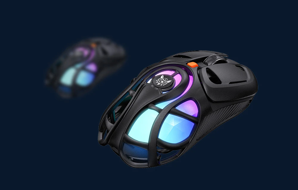 Două mouse-uri de gaming negre cu lumină de fundal și găuri pe fundal întunecat